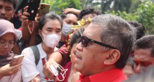 Hasto Kristiyanto saat menghadiri upacara Kemerdekaan di Halaman Masjid At-Taufiq, Lenteng Agung Jakarta Selatan (17/08). (Foto: Sulindo/Iqyanut Taufik)