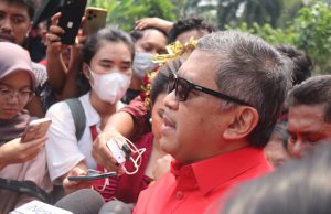 Hasto Kristiyanto saat menghadiri upacara Kemerdekaan di Halaman Masjid At-Taufiq, Lenteng Agung Jakarta Selatan (17/08). (Foto: Sulindo/Iqyanut Taufik)