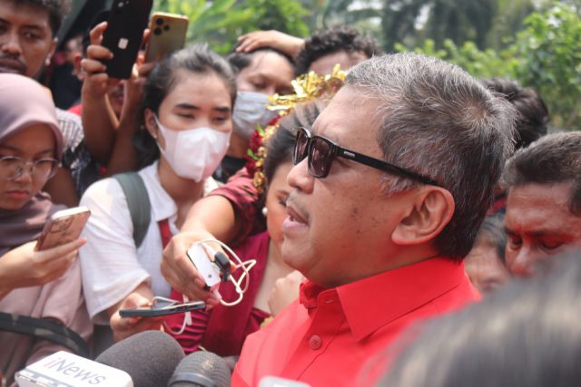 Hasto Kristiyanto saat menghadiri upacara Kemerdekaan di Halaman Masjid At-Taufiq, Lenteng Agung Jakarta Selatan (17/08). (Foto: Sulindo/Iqyanut Taufik)