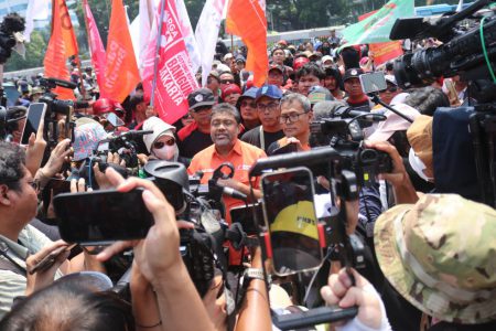 Ketum Partai Buruh, Said Iqbal saat berada di tengah-tengah wartawan dan pendemo. Foto: Sulindo/iqyanut Taufik