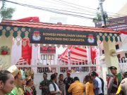 Suasana di depan kantor KPU DKI Jakarta. (foto: Sulindo/Iqyanut Taufik)