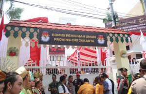 Suasana di depan kantor KPU DKI Jakarta. (foto: Sulindo/Iqyanut Taufik)