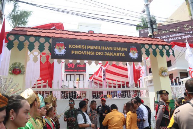 Suasana di depan kantor KPU DKI Jakarta. (foto: Sulindo/Iqyanut Taufik)