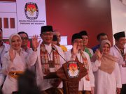 Ridwan Kamil dan Suswono saat melakukan pendaftaran di Kantor KPU DKI Jakarta. (foto: Sulindo/Iqyanut Taufik)