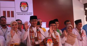 Ridwan Kamil dan Suswono saat melakukan pendaftaran di Kantor KPU DKI Jakarta. (foto: Sulindo/Iqyanut Taufik)