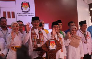 Ridwan Kamil dan Suswono saat melakukan pendaftaran di Kantor KPU DKI Jakarta. (foto: Sulindo/Iqyanut Taufik)