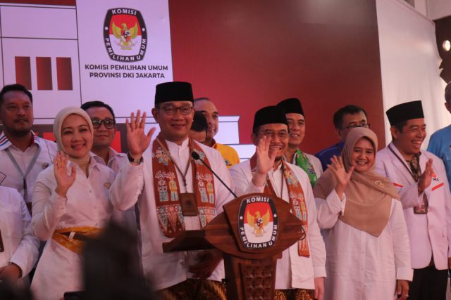 Ridwan Kamil dan Suswono saat melakukan pendaftaran di Kantor KPU DKI Jakarta. (foto: Sulindo/Iqyanut Taufik)