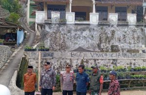 Kunjungan Camat Darma, Kapolsek Darma, BKSDA Cirebon ke Dusun Ciawitali. (Foto: Sulindo/Ulfa Nurfauziah)