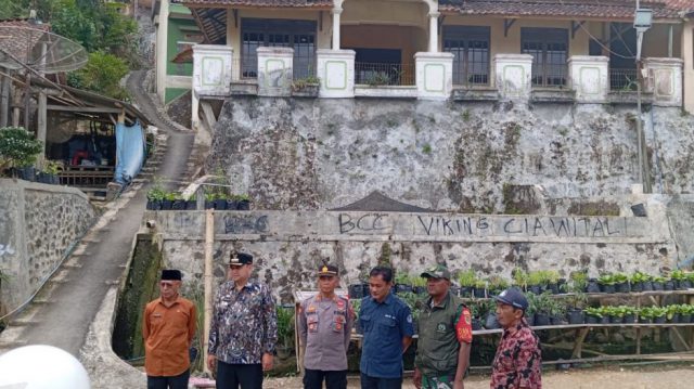 Kunjungan Camat Darma, Kapolsek Darma, BKSDA Cirebon ke Dusun Ciawitali. (Foto: Sulindo/Ulfa Nurfauziah)