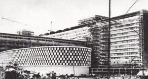 Pembangunan Hotel Indonesia pada tahun 1962.