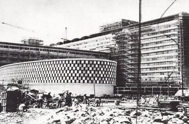 Pembangunan Hotel Indonesia pada tahun 1962.