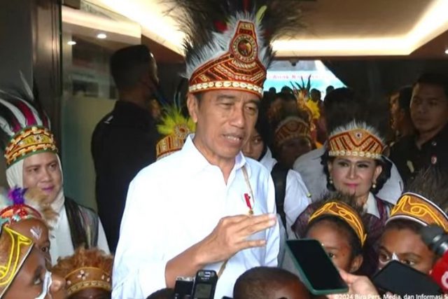 Presiden Joko Widodo saat memberikan keterangan usai menghadiri puncak peringatan Hari Anak Nasional (HAN) 2024 di Istora Papua Bangkit, Kota Jayapura, Provinsi Papua pada Selasa (23/7/2024).(Dok. Sekretariat Presiden )