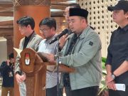 Ketua KPU RI Mochammad Afifuddin (kedua kanan) saat memberikan keterangan pers di Jakarta, Selasa (20/8/2024).