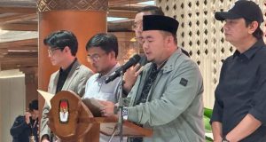 Ketua KPU RI Mochammad Afifuddin (kedua kanan) saat memberikan keterangan pers di Jakarta, Selasa (20/8/2024).