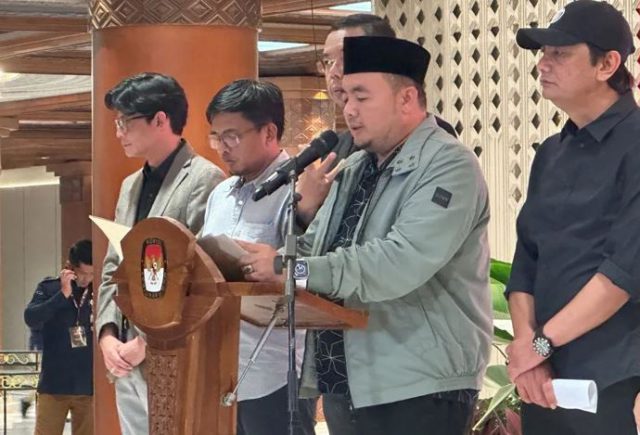 Ketua KPU RI Mochammad Afifuddin (kedua kanan) saat memberikan keterangan pers di Jakarta, Selasa (20/8/2024).