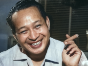 Selain rokok kretek, Presiden Soeharto gemar mengisap cerutu. Gayanya dalam mengisap cerutu bisa menunjukkan suasana hatinya. Larry Burrows memotret Soeharto di kediamannya pada Desember 1967.