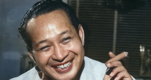 Selain rokok kretek, Presiden Soeharto gemar mengisap cerutu. Gayanya dalam mengisap cerutu bisa menunjukkan suasana hatinya. Larry Burrows memotret Soeharto di kediamannya pada Desember 1967.