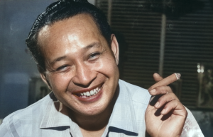 Selain rokok kretek, Presiden Soeharto gemar mengisap cerutu. Gayanya dalam mengisap cerutu bisa menunjukkan suasana hatinya. Larry Burrows memotret Soeharto di kediamannya pada Desember 1967.