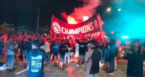 Suasana penjemputan Tim dan official Arema FC di Exit TOL Madyopuro Kota Malang. (foto: sulindo/wien)