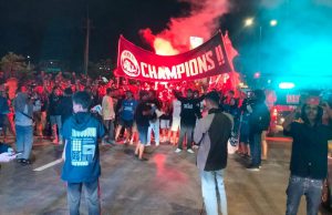 Suasana penjemputan Tim dan official Arema FC di Exit TOL Madyopuro Kota Malang. (foto: sulindo/wien)