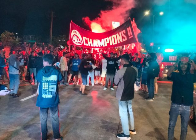 Suasana penjemputan Tim dan official Arema FC di Exit TOL Madyopuro Kota Malang. (foto: sulindo/wien)