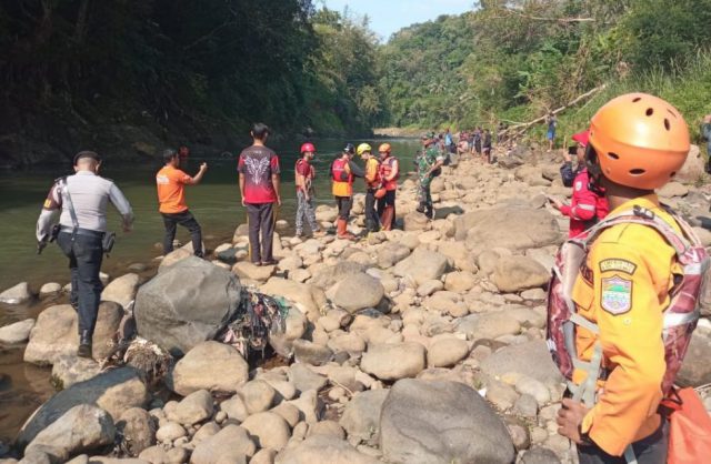 Tim SAR Gabungan BPBD Kab. Ciamis, Kab. Tasik, Kepolisian dan TNI melakukan pencarian korban di sungai Citanduy, Selasa(6/8/2024). (Foto: M. Kris)