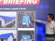 Kepala Pusat Data, Informasi dan Komunikasi Kebencanaan BNPB Abdul Muhari menunjukkan bangunan gudang makanan di Kecamatan Sinak, Kabupaten Puncak, Papua Tengah dalam disaster briefing, Senin (5/7/2024).(ANTARA/M RIEZKO BIMA ELKO PRASETYO)