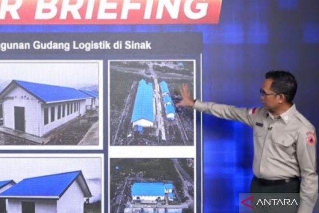 Kepala Pusat Data, Informasi dan Komunikasi Kebencanaan BNPB Abdul Muhari menunjukkan bangunan gudang makanan di Kecamatan Sinak, Kabupaten Puncak, Papua Tengah dalam disaster briefing, Senin (5/7/2024).(ANTARA/M RIEZKO BIMA ELKO PRASETYO)