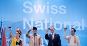 Menparekraf Sandiaga Uno (kedua dari kiri) menghadiri sekaligus menjadi wakil resmi Pemerintah Indonesia dalam Swiss National Day di Ayana Midplaza, Jakarta, Kamis (1/8/2024). (Dok Kemenparekraf)