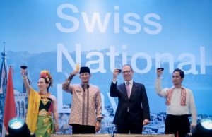 Menparekraf Sandiaga Uno (kedua dari kiri) menghadiri sekaligus menjadi wakil resmi Pemerintah Indonesia dalam Swiss National Day di Ayana Midplaza, Jakarta, Kamis (1/8/2024). (Dok Kemenparekraf)