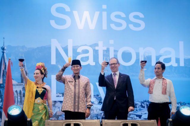 Menparekraf Sandiaga Uno (kedua dari kiri) menghadiri sekaligus menjadi wakil resmi Pemerintah Indonesia dalam Swiss National Day di Ayana Midplaza, Jakarta, Kamis (1/8/2024). (Dok Kemenparekraf)