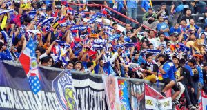 Ribuan Aremania kembali hadir di lapangan menyaksikan tim kebanggaannya berlaga di Stadion Soepriyadi Blitar. (Foto: Sulindo/Wien)