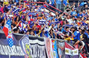 Ribuan Aremania kembali hadir di lapangan menyaksikan tim kebanggaannya berlaga di Stadion Soepriyadi Blitar. (Foto: Sulindo/Wien)