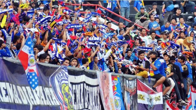 Ribuan Aremania kembali hadir di lapangan menyaksikan tim kebanggaannya berlaga di Stadion Soepriyadi Blitar. (Foto: Sulindo/Wien)