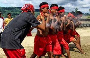 Atraksi Bambu Gila (sumber: www.adira.co.id)