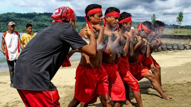 Atraksi Bambu Gila (sumber: www.adira.co.id)