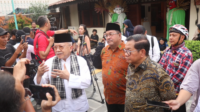 Fauzi Bowo bersama Pramono Anung dan Rano Karno saat bertemu di Museum MH. Thamrin di kawasan Senen, Jakarta Pusat. (Foto: Sulindo/Iqyanut Taufik)