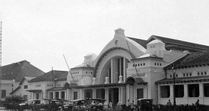 Gedung Kantor Pos Indonesia di Jakarta, atau Batavia, pada zaman dahulu.(https://www.bumn.info / TROPENMUSEUM)