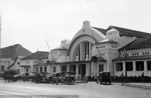 Gedung Kantor Pos Indonesia di Jakarta, atau Batavia, pada zaman dahulu.(https://www.bumn.info / TROPENMUSEUM)