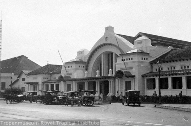 Gedung Kantor Pos Indonesia di Jakarta, atau Batavia, pada zaman dahulu.(https://www.bumn.info / TROPENMUSEUM)