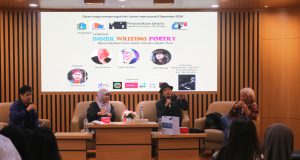 Gemi Mohawk (menggunakan topi) saat menjadi narasumber diacara Workshop Inner Writing Poetry. (foto: Sulindo/Iqyanut Taufik)