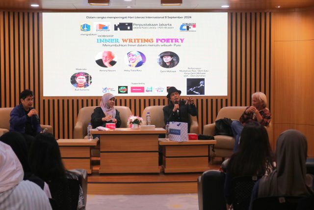 Gemi Mohawk (menggunakan topi) saat menjadi narasumber diacara Workshop Inner Writing Poetry. (foto: Sulindo/Iqyanut Taufik)