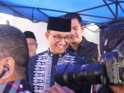 Anis Baswedan saat selai takziah dari rumah duka Faisal Basri di kawasan Tebet, Jakarta Selatan. (Foto: Sulindo/Iqyanut Taufik)