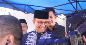 Anis Baswedan saat selai takziah dari rumah duka Faisal Basri di kawasan Tebet, Jakarta Selatan. (Foto: Sulindo/Iqyanut Taufik)