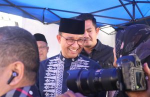 Anis Baswedan saat selai takziah dari rumah duka Faisal Basri di kawasan Tebet, Jakarta Selatan. (Foto: Sulindo/Iqyanut Taufik)