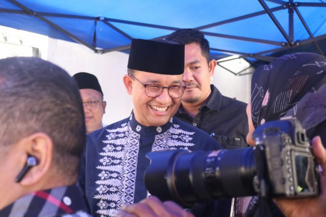 Anis Baswedan saat selai takziah dari rumah duka Faisal Basri di kawasan Tebet, Jakarta Selatan. (Foto: Sulindo/Iqyanut Taufik)