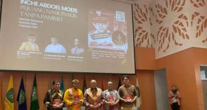 bedah buku berjudul “Inche Abdoel Moeis, Pejuang Nasionalis Tanpa Pamrih” di Gedung Prof Masjaya, Universitas Mulawarman, Samarinda, Rabu 4 September 2024 - Foto: Istimewa.