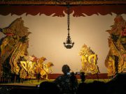 Pementasan wayang kulit(DOK. SHUTTERSTOCK/NDARI KUSMINTASIH)