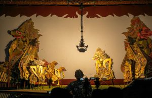 Pementasan wayang kulit(DOK. SHUTTERSTOCK/NDARI KUSMINTASIH)