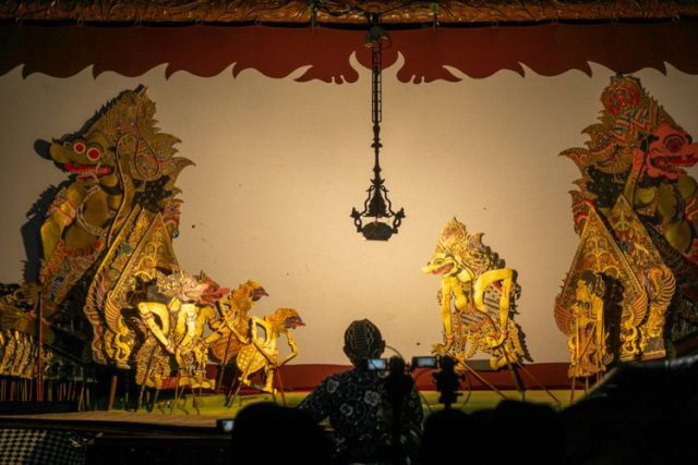 Pementasan wayang kulit(DOK. SHUTTERSTOCK/NDARI KUSMINTASIH)